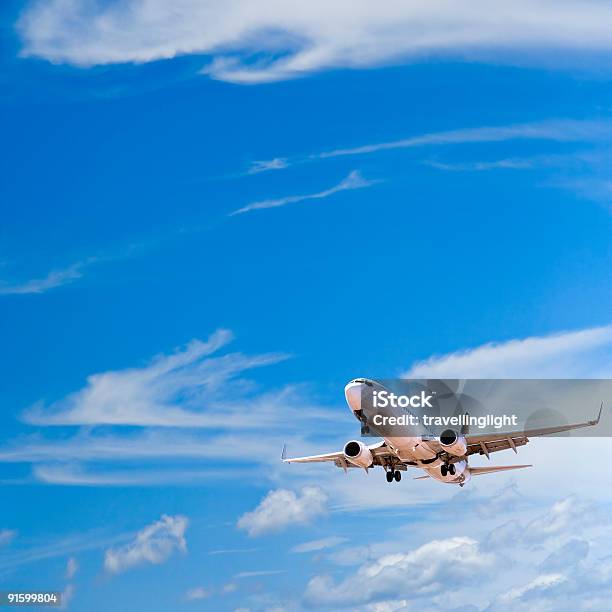 Photo libre de droit de Landing Moteur Commerciaux Airliner Avec Lits Jumeaux banque d'images et plus d'images libres de droit de Affaires