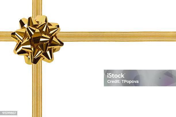 Arco E Fita De Ouro - Fotografias de stock e mais imagens de Bola de Árvore de Natal - Bola de Árvore de Natal, Dourado - Cores, Aniversário