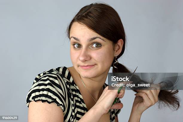 Junge Frau Um Ihre Langen Haare Schneiden Stockfoto und mehr Bilder von Frauen - Frauen, Individualität, Schneiden