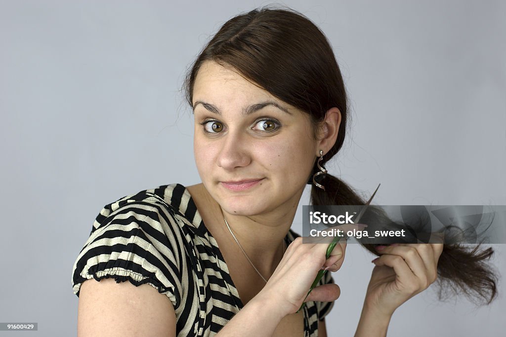 Giovane donna con il suo taglio di capelli lunghi - Foto stock royalty-free di Donne