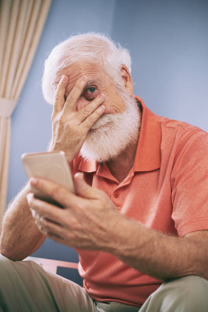 istock Elderly man with smartphone 916005364