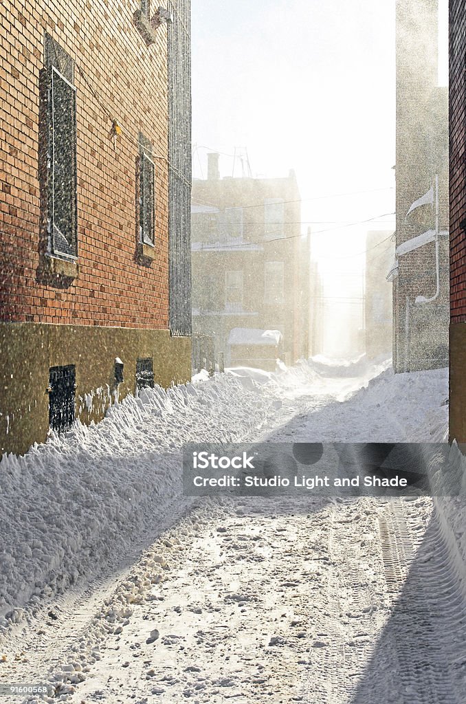 Snowstorm en la luz del sol - Foto de stock de Aire libre libre de derechos