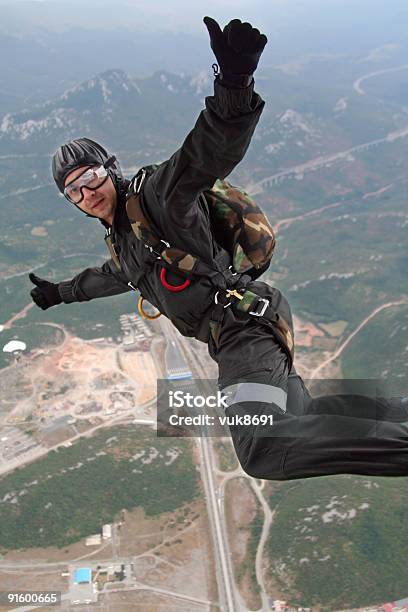 Parachutist W Akcji - zdjęcia stockowe i więcej obrazów Mężczyźni - Mężczyźni, Spadochroniarstwo, Samolot