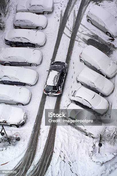 Samochody W Zimie - zdjęcia stockowe i więcej obrazów Biały - Biały, Chłodny, Dorosły