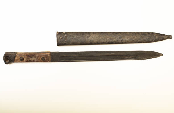 ancienne baïonnette avec une gaine de stell - dagger military isolated bayonet photos et images de collection
