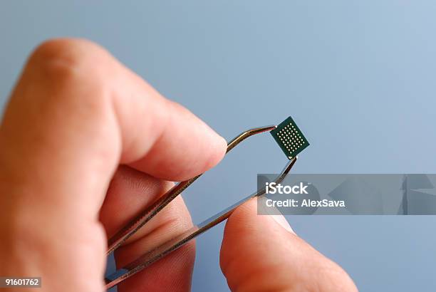 Foto de Homem Manuseio Pequenos Pedaços De e mais fotos de stock de Chip de computador - Chip de computador, Pequeno, Ciência