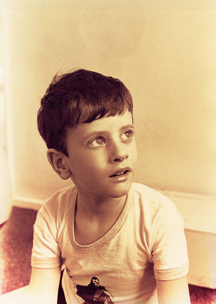 vintage wondering boy - 20th century style flash imagens e fotografias de stock