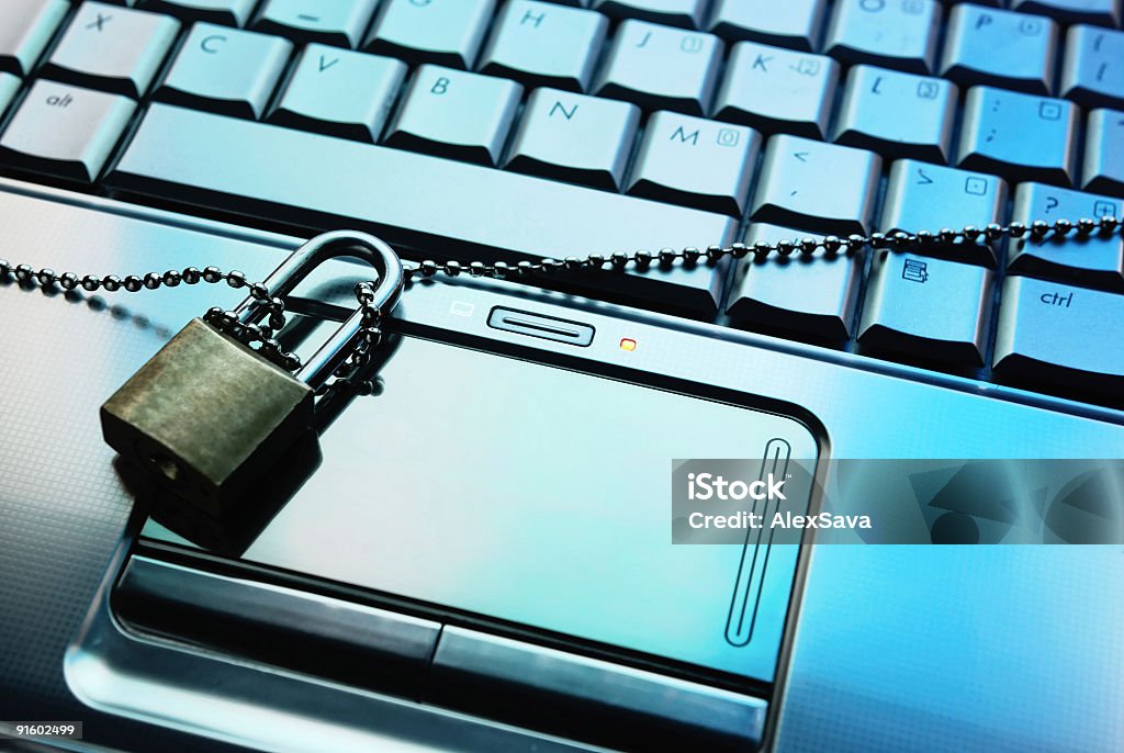 Cierre con cadena pequeña en un teclado de ordenador - Foto de stock de Azul libre de derechos