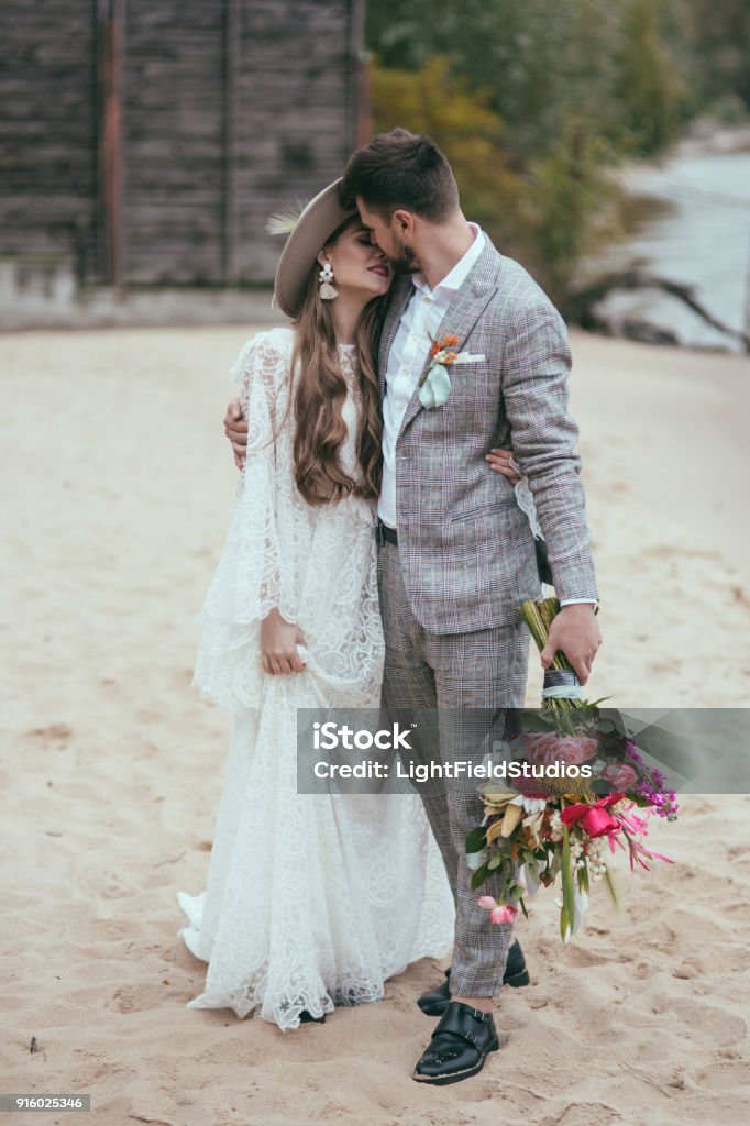 lommetørklæde effekt hans Beautiful Bride And Groom In Boho Style Kissing On Beach Stock Photo -  Download Image Now - iStock