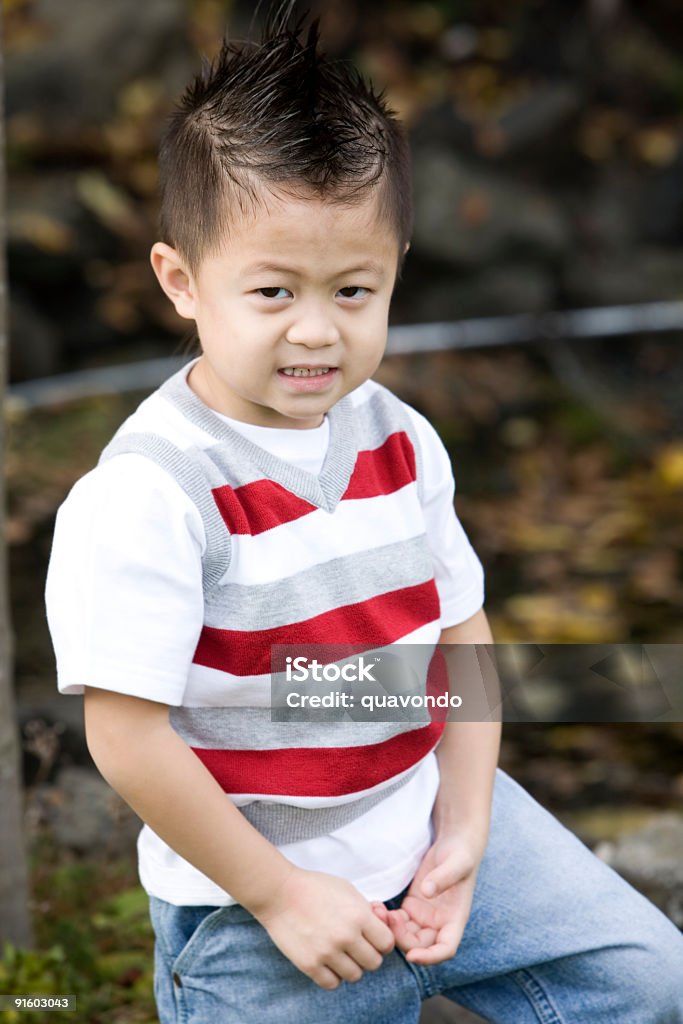 Piccolo Ritratto di ragazzo asiatico con Mohawk all'aperto - Foto stock royalty-free di Adolescenza