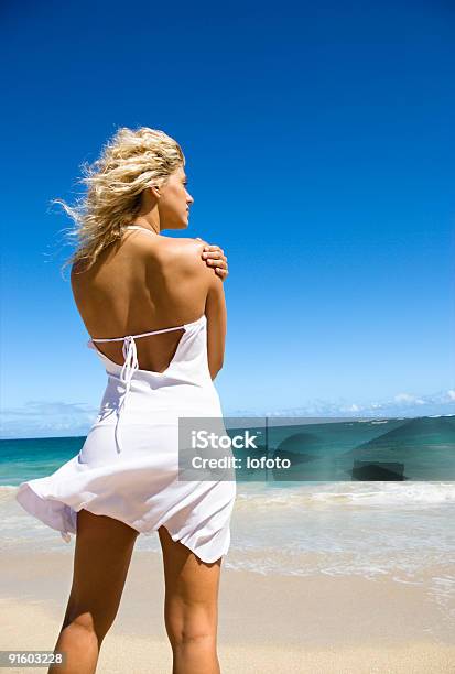 Mulher Na Praia - Fotografias de stock e mais imagens de 20-24 Anos - 20-24 Anos, Adulto, Ao Ar Livre
