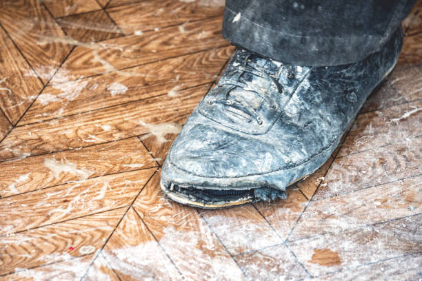 istock Old dirty ripped shoes 916035808