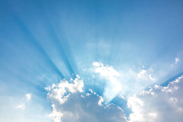 スカイブルーまたは紺碧の空と雲の上に太陽の光線 - surpass ストックフォトと画像