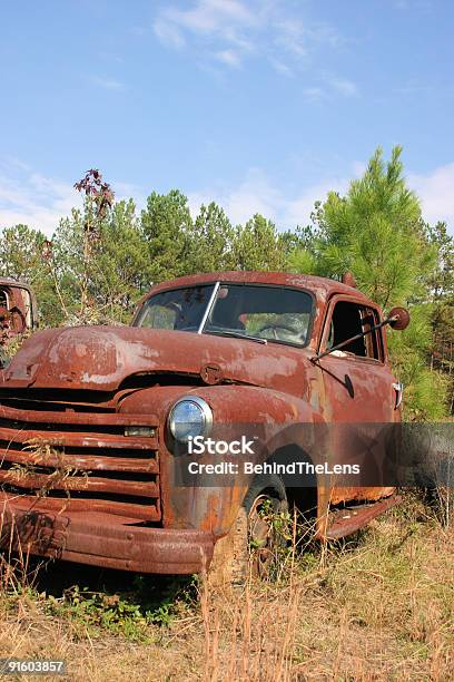 Rusty Camión De Foto de stock y más banco de imágenes de Abandonado - Abandonado, Aire libre, Arreglo