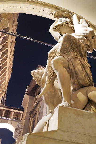 istock Statuary Group of Polyxena at night, Loggia dei Lanzi, Florence 916040112
