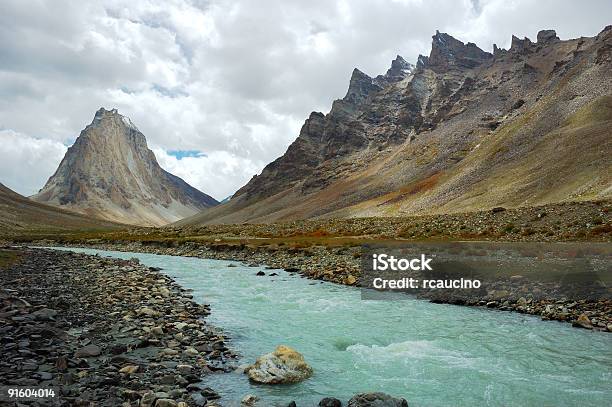 Photo libre de droit de Rivière De Lhimalaya banque d'images et plus d'images libres de droit de Asie - Asie, Aventure, Caillou