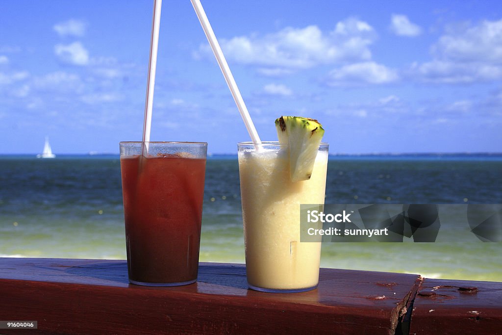 Ai cocktail sulla spiaggia - Foto stock royalty-free di Acqua