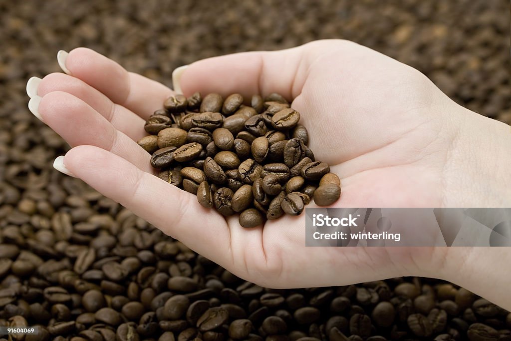 Ziarna kawy w dłoni - Zbiór zdjęć royalty-free (Brązowy)