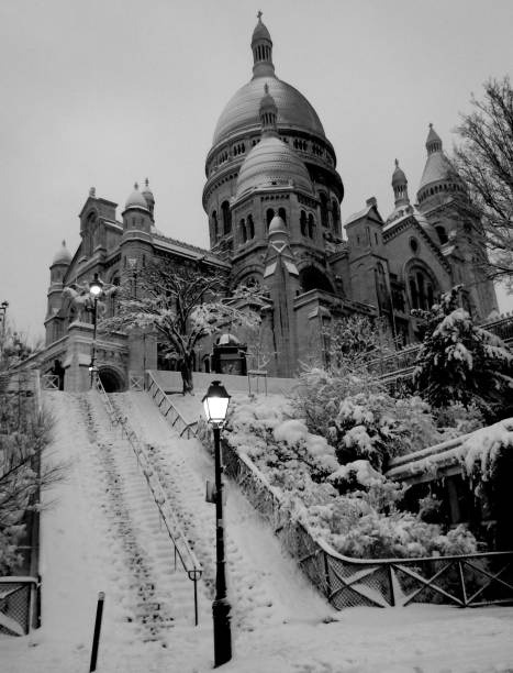 istock SACRE COEUR MONTMARTRE UNDER THE SNOW 916043794