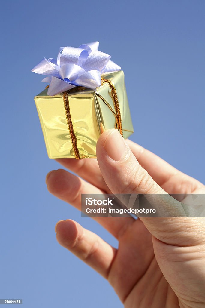 Маленький подарок - Стоковые фото Благотворительное пожертвование роялти-фри