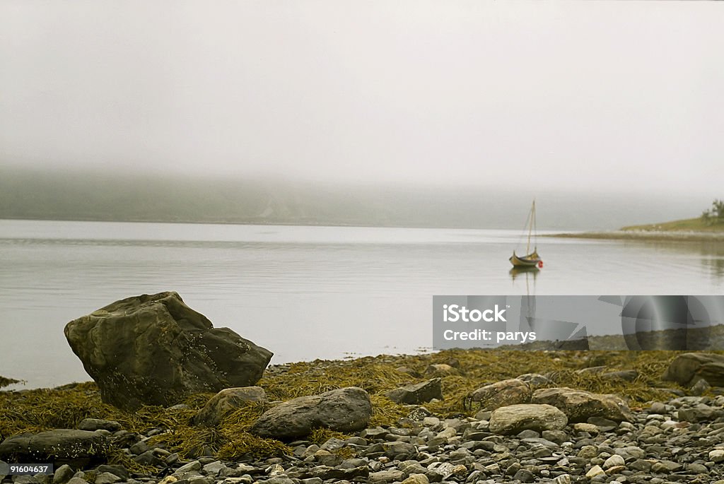 Pietra, remare barca e foggy giorno in Norvegia - Foto stock royalty-free di Ambientazione esterna