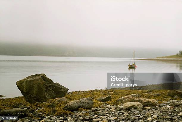 Pietra Remare Barca E Foggy Giorno In Norvegia - Fotografie stock e altre immagini di Ambientazione esterna - Ambientazione esterna, Argentato, Bellezza