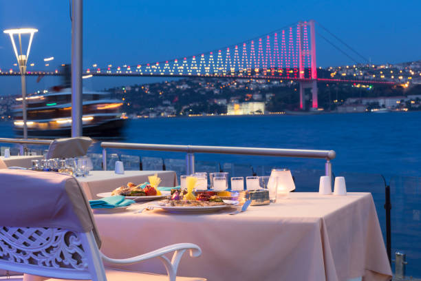 romantyczny pusty stół z widokiem na piękny widok i̇stanbul bosphorus - salt and pepper bridge zdjęcia i obrazy z banku zdjęć