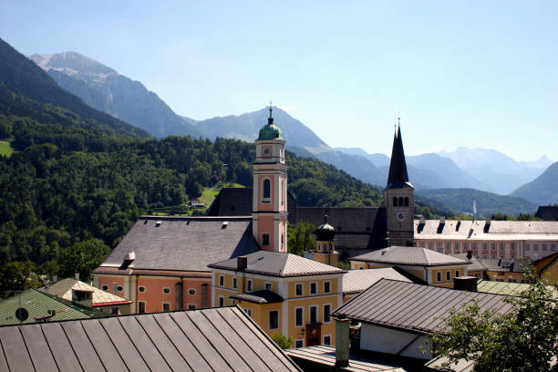 istock Berchtesgaden with churches and view of the Steinernes Meer 91604909