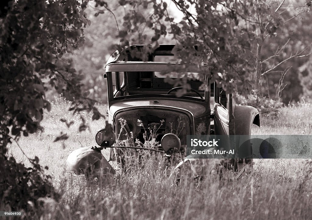 Старый брошенных автомобиль - �Стоковые фото Автомобиль роялти-фри
