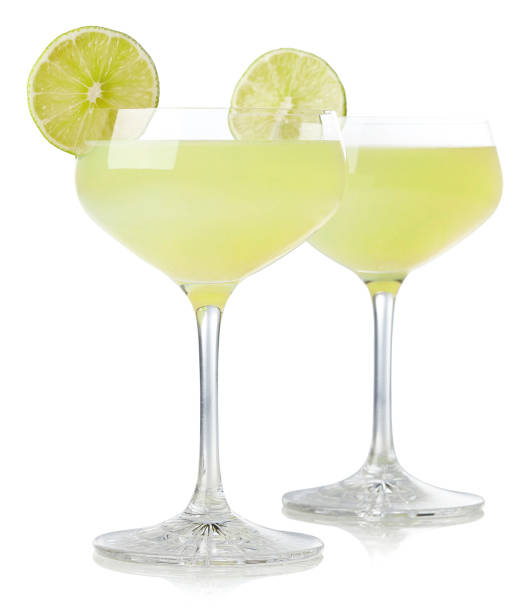 istock Two glasses of classic lime daiquiri cocktail 916049918