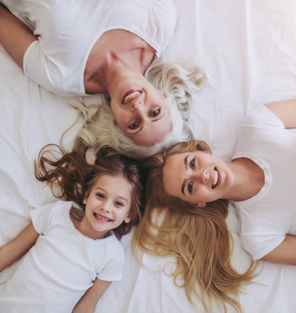 hija, madre y abuela en el hogar - child laughing blond hair three people fotografías e imágenes de stock