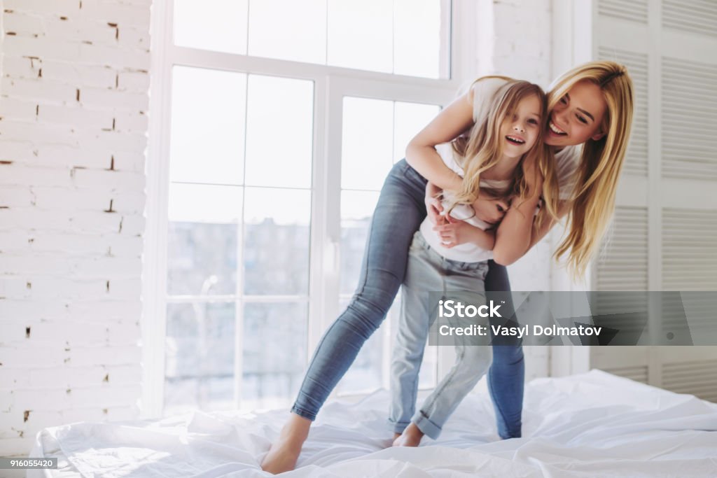 Mamá e hija divertirse en casa - Foto de stock de Madre libre de derechos