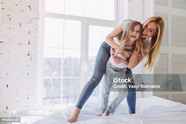 Mamá E Hija Divertirse En Casa Foto de stock y más banco de imágenes de Madre - Madre, Familia, Niño