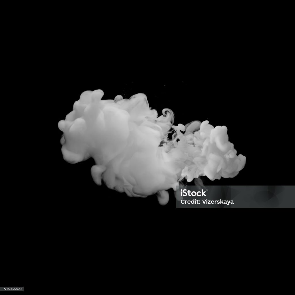nuvola di latte su sfondo nero - Foto stock royalty-free di Fumo - Materia