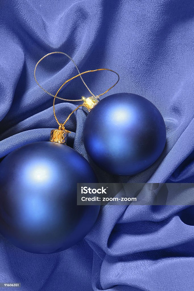 Weihnachten Kugeln auf blauem aus Seide - Lizenzfrei Blau Stock-Foto