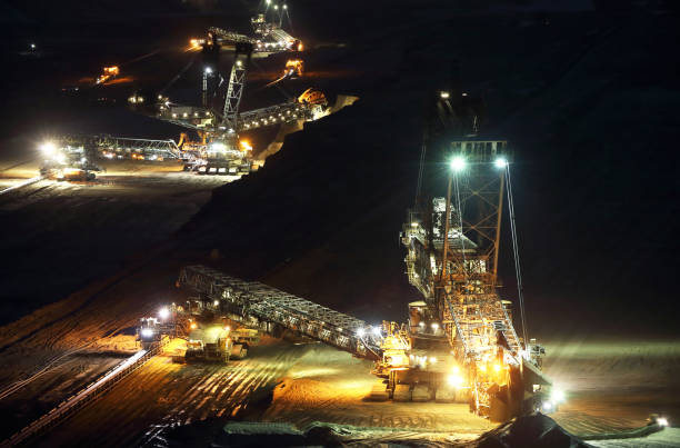 excavator in mine - industry dusk night sustainable resources stock-fotos und bilder