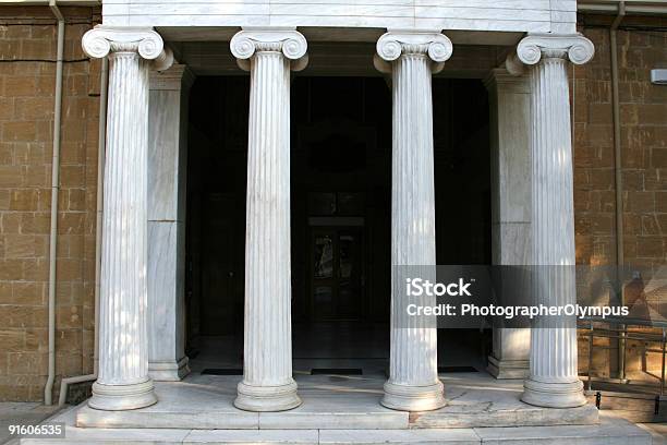 Quattro Colonne In Una Riga - Fotografie stock e altre immagini di Colonna architettonica - Colonna architettonica, Stile classico romano, Numero 4