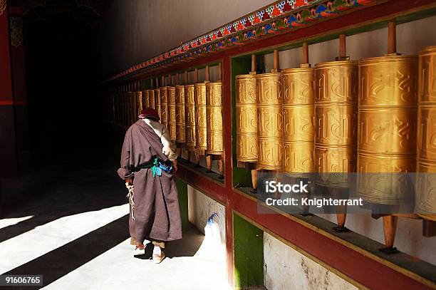 El Tíbet Mujer Y Ruedas De Oración Foto de stock y más banco de imágenes de Adulto - Adulto, Amor - Sentimiento, Asia