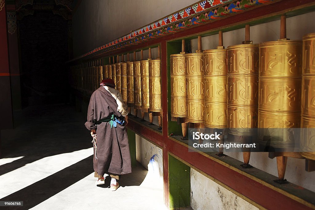 Tybet stara kobieta i modlitwa koła - Zbiór zdjęć royalty-free (Azja)
