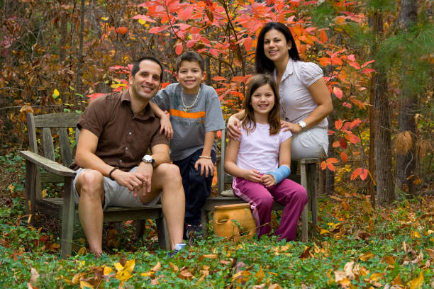 família feliz posando em uma paisagem de outono nos eua - autumn falling leaf new england - fotografias e filmes do acervo