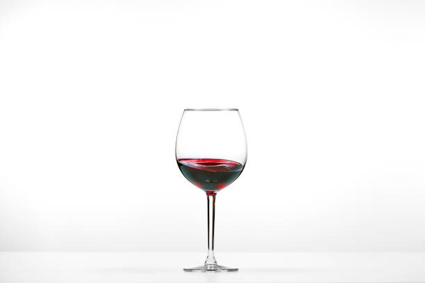 白い背景に赤ワインのガラス - pinot noir grape merlot grape cabernet sauvignon grape grape ストックフォトと画像
