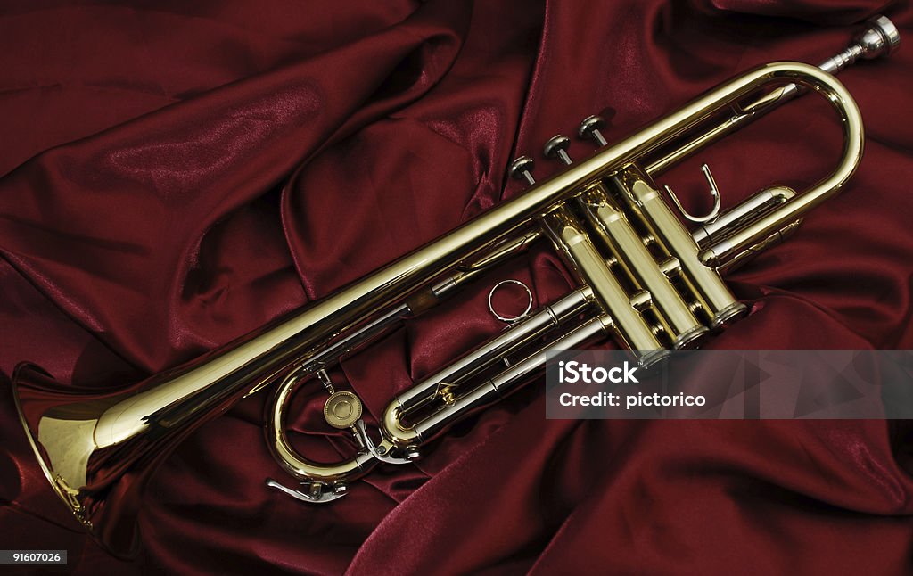 Атласа и trumpet - Стоковые фото Атласная ткань роялти-фри