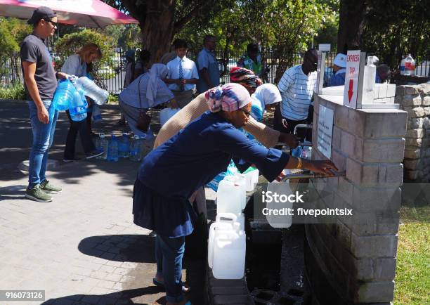 08 De Febrero De 2018 Ciudad Del Cabo Sudáfrica Míseros Cola Para El Agua Como Sus Grifos Puedan Funcionar En Seco Foto de stock y más banco de imágenes de República de Sudáfrica