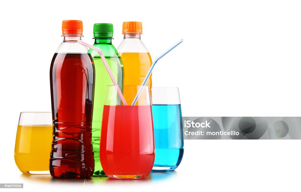 Bicchieri e bottiglie di bibite gassate assortite - Foto stock royalty-free di Bibita