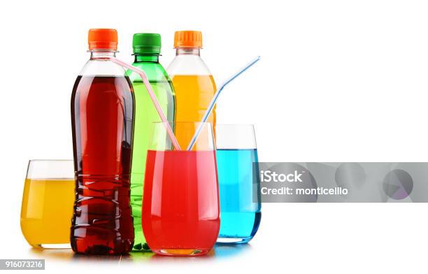 Bicchieri E Bottiglie Di Bibite Gassate Assortite - Fotografie stock e altre immagini di Bibita - Bibita, Zucchero, Bibita gassata