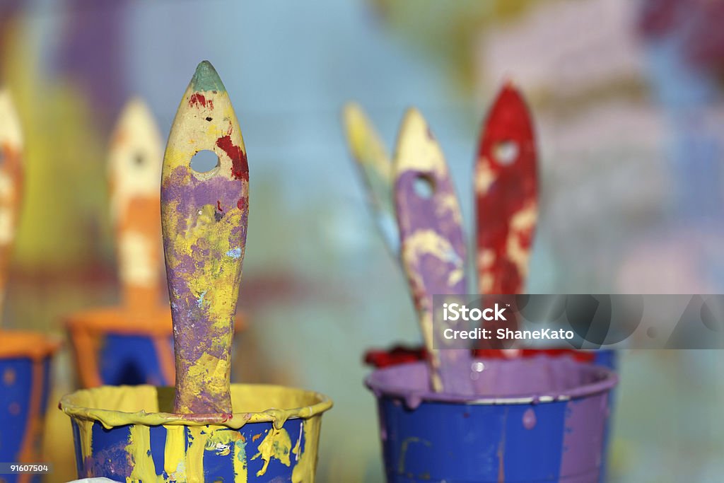 Pinceaux avec des tasses de peinture de couleur multi - Photo de Affluence libre de droits