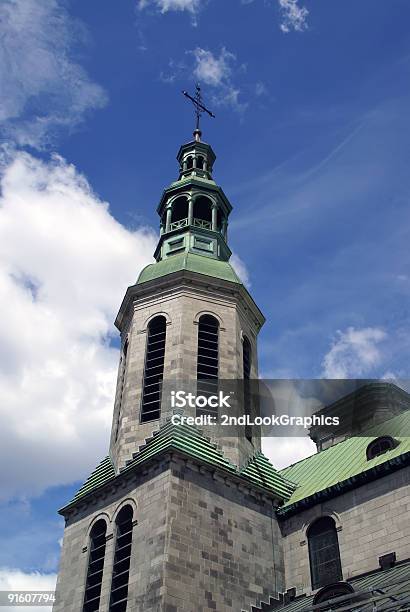 Vecchia Chiesa Torre Con Guglia - Fotografie stock e altre immagini di A forma di croce - A forma di croce, Anglicanesimo, Campanile