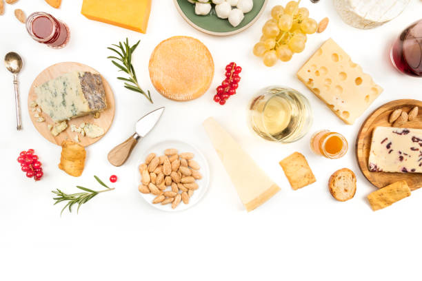 différents types de fromage avec du vin sur fond blanc - wensleydale blue photos et images de collection
