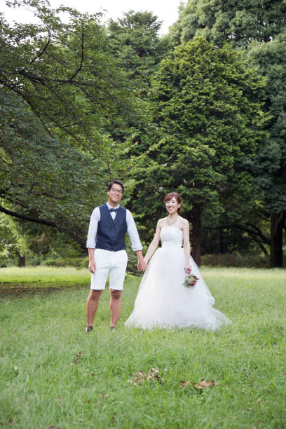 retrato da noiva e do noivo, vestindo trajes de casamento no parque - welcome sign greeting congratulating wedding - fotografias e filmes do acervo