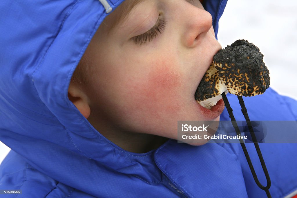 Ragazzo mangia Marshmallow - Foto stock royalty-free di Bambini maschi